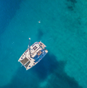 FOTO CATAMARÁN EN MAR