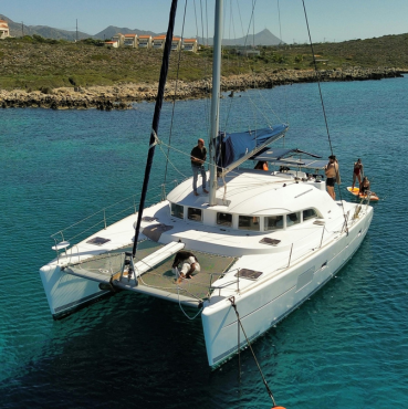 FOTO CATAMARÁN EN MAR