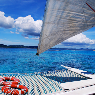 FOTO CATAMARÁN EN MAR
